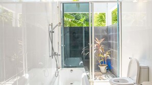 Basic Double Room, 1 Queen Bed, Non Smoking | Bathroom