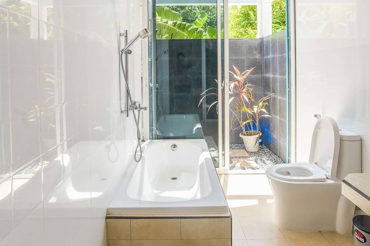 Habitación básica doble, 1 cama de matrimonio, no fumadores | Baño