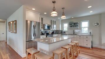 Réfrigérateur, micro-ondes, plaque de cuisson, lave-vaisselle