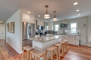 Frigorífico, microondas, placa de cocina y lavavajillas