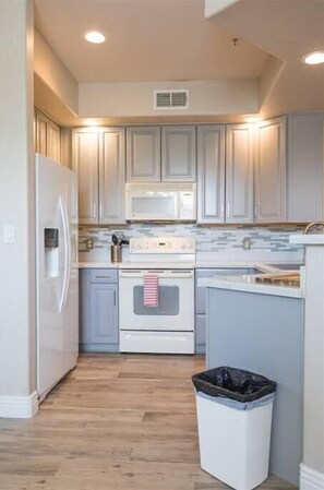 Frigorífico, microondas, placa de cocina y lavavajillas