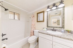 Ensemble douche/baignoire, sèche-cheveux, serviettes fournies