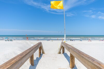 Beach Front ShoreThing Luxurious Condo; Superb View, direct beach access