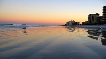 Na praia, espreguiçadeiras, toalhas de praia
