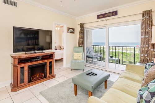 Beach Front ShoreThing Luxurious Condo; Superb View, direct beach access