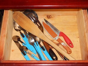 Fridge, oven, coffee/tea maker, cookware/dishes/utensils - The Cozy HideAway - 15 minutes from the Airport (Entebbe)