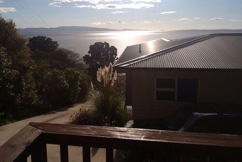 Quiet modern apartment with stunning coastal views