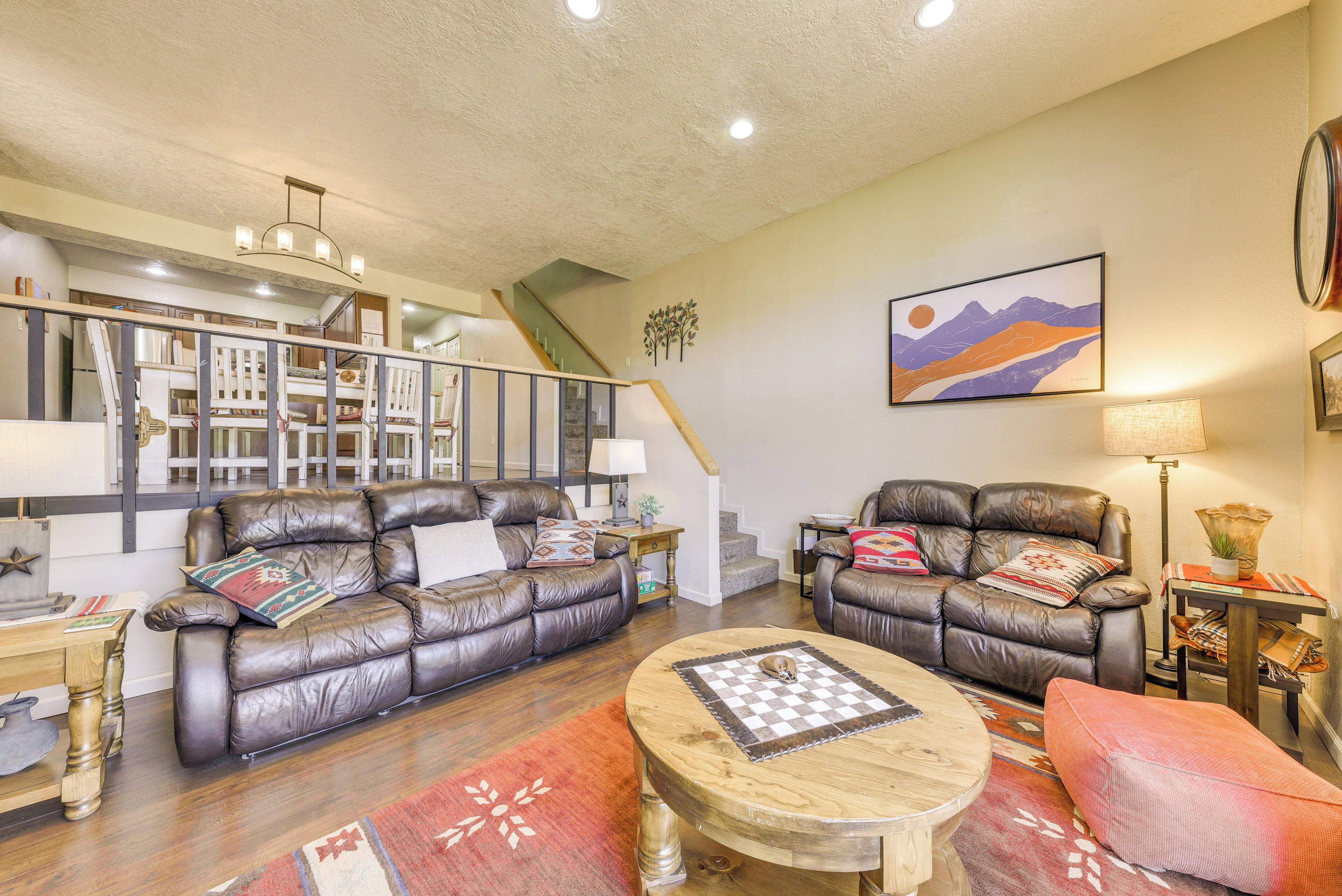 TV, peis, DVD-spiller og bøker