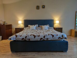 2 slaapkamers, een strijkplank/strijkijzer, wifi, beddengoed