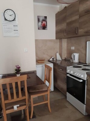Kühlschrank, Herdplatte, Geschirrspüler, Toaster