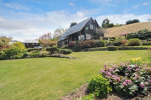 Property grounds - Stunning Rural Spot with Spectacular Views Perfect for 2-12 people (Dalefield)