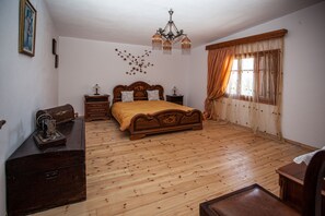 2 habitaciones, escritorio y tabla de planchar con plancha 