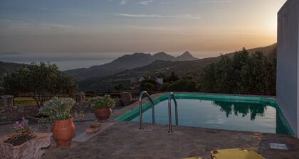 Villa Liberty mit fantastischer Aussicht, in der Nähe eines Bauernhofs in einem traditionellen Dorf.