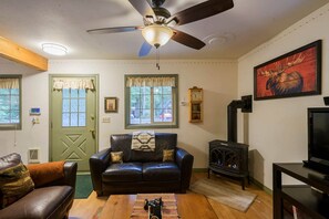 Flat-screen TV, fireplace, DVD player, books - Chalet, Clean, 3BR / 2BA in Snowline, Best Rates, close to skiing, WiFi & Hot (Glacier)