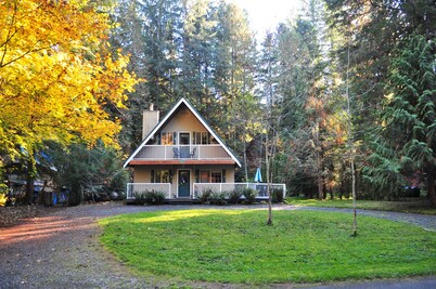 Chalet, Clean, 3BR / 2BA in Snowline, Best Rates, close to skiing, WiFi & Hot 