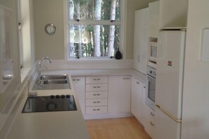 Fridge, microwave, oven, stovetop - Cosy cottage w modern facilities on 10 acres farm (Raetihi)