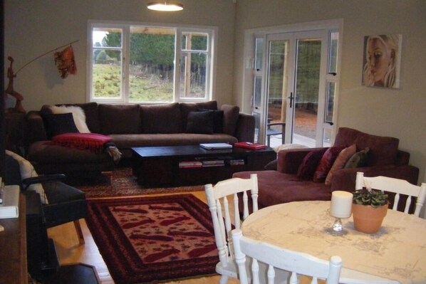 Fernseher, Kamin, DVD-Player, Bücher