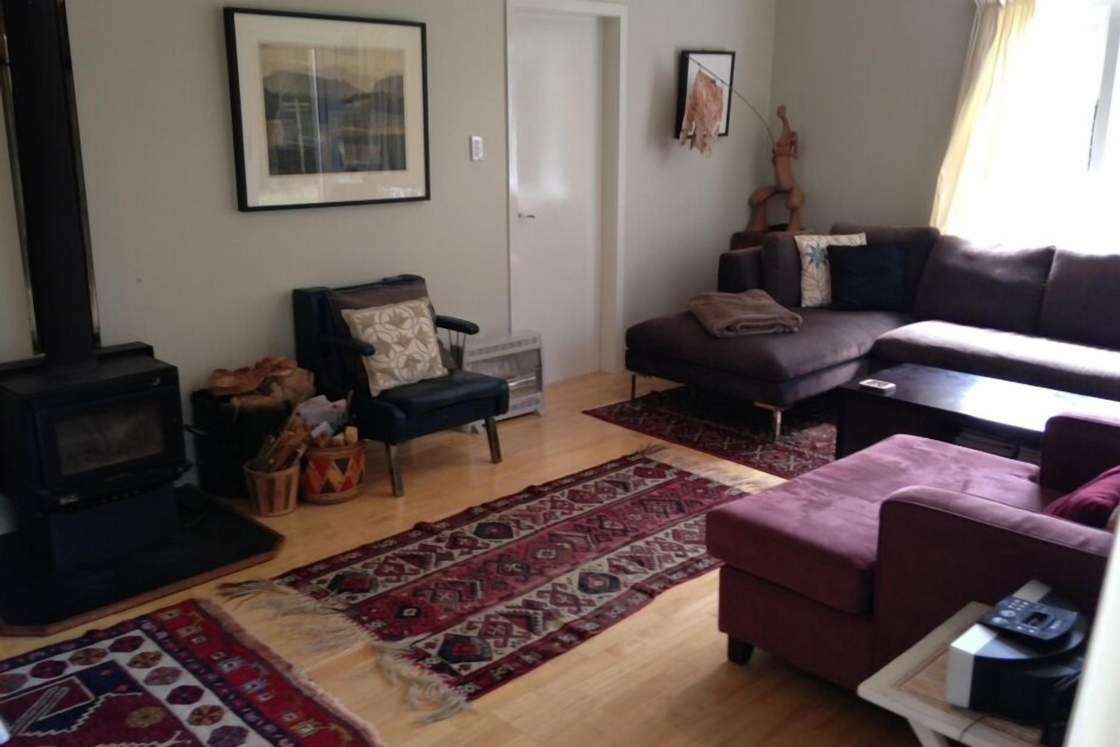 Tv, eldstad, dvd-spelare och böcker