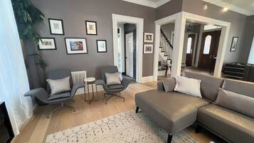 Een smart-tv, videogames, een dvd-speler en boeken