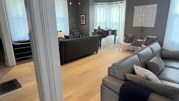 Een smart-tv, videogames, een dvd-speler en boeken