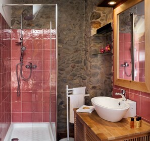 Ensemble baignoire-douche, séchoir à cheveux, bidet, serviettes fournies