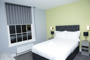 Desk, blackout curtains, soundproofing, iron/ironing board - Spring Bank ApartHotel (Preston)