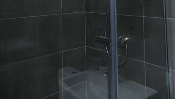 Douche, articles de toilette gratuits, serviettes fournies