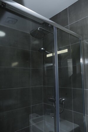 Shower, free toiletries, towels - Spring Bank ApartHotel (Preston)