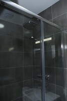 Chuveiro, produtos de toalete grátis, toalhas de banho 