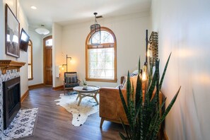 Fernseher, Kamin, Arbeitsbereiche