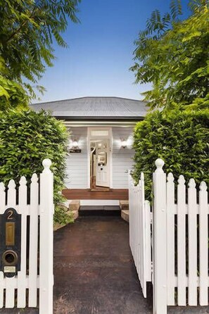 Property grounds - 'Tara-Lee': A Step Back in Time... (Cessnock)