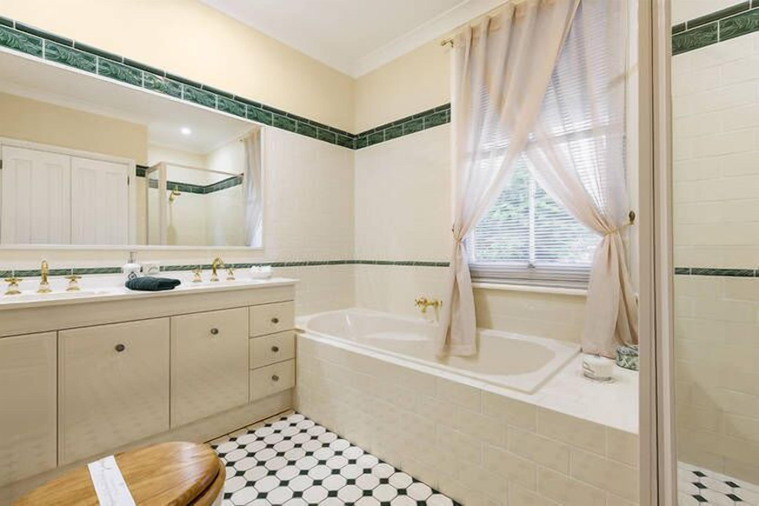 'Tara-Lee': A Step Back in Time... — image 15