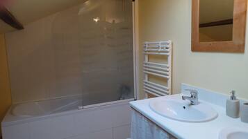 浴缸、毛巾、肥皂、卫生纸