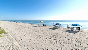 Am Strand, Liegestühle, Strandtücher
