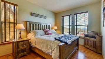 4 bedrooms, iron/ironing board, travel cot, Internet