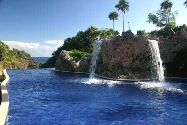 Piscine à débordement