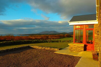 Beautiful house Short Walk from Reenroe Beach Ballinskelligs free WiFi 