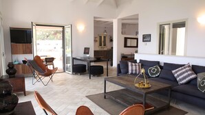 A modern living room with a sofa, armchairs, a coffee table, and a TV. - Villa Agni, Contemporary villa in excellent location just 200 meters from Agni Beach (Agni Beach)