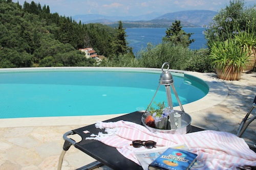 Villa Agni, Contemporary villa in excellent location just 200 meters from Agni Beach