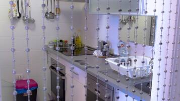 Een koelkast, een microgolfoven, een oven, een kookplaat