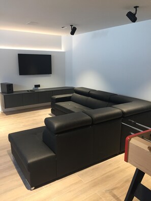 Televisie, tafelvoetbal en een stereo