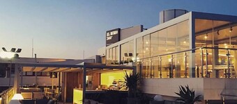 Ylellinen nautinto kävelyetäisyydellä merestä, mukaan lukien oma uima-allas ja poreallas