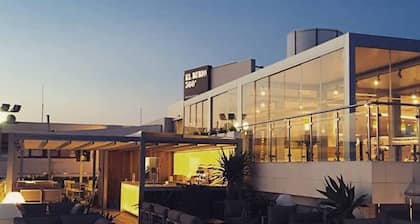 Jouissance luxueuse à distance de marche de la mer, avec piscine privée et jacuzzi