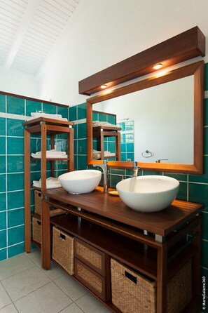 Whirlpool, Haartrockner, Handtücher, Seife