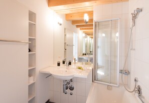 Badewanne, Haartrockner, Handtücher