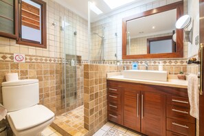 Tina, secadora de cabello, bidet, toallas 