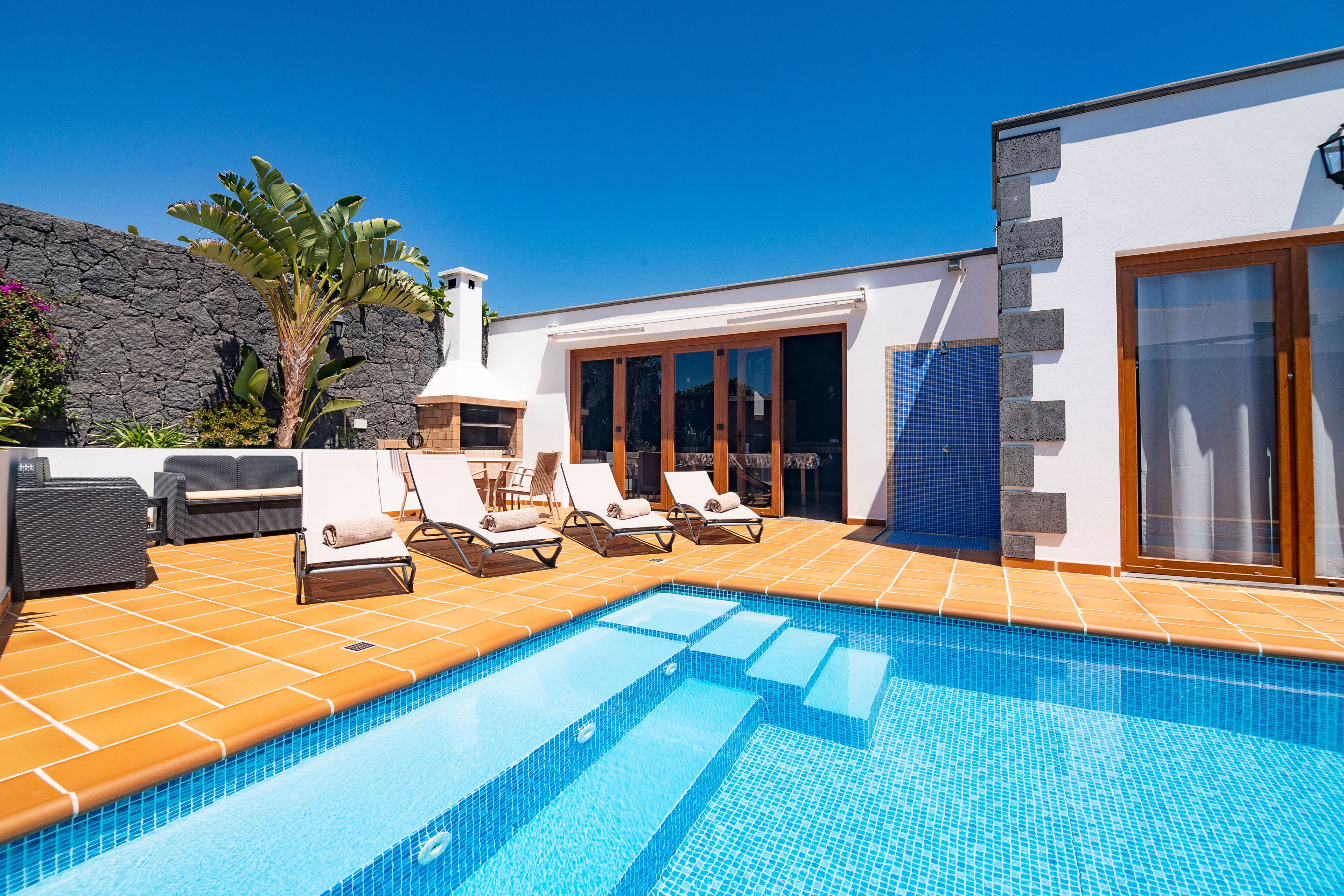 Una piscina al aire libre, una piscina climatizada