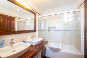 Bathtub, hair dryer, bidet, towels - Intimate, spacious and comfortable villa, ideal for families and groups of adults (Tías)