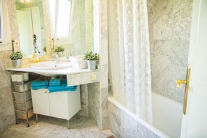 Ensemble douche/baignoire, sèche-cheveux, bidet, serviettes fournies