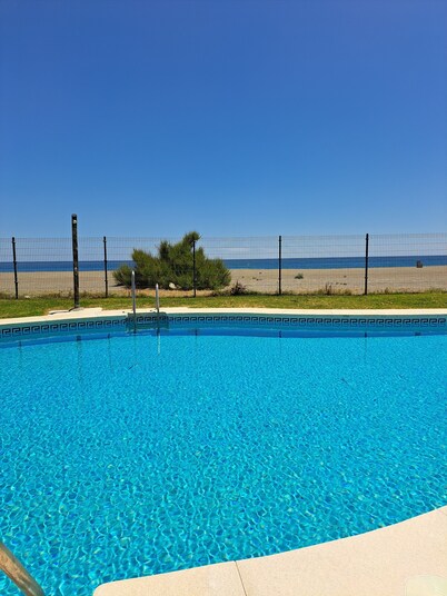 Villa in first line, garden, barbecue, ideal for families.